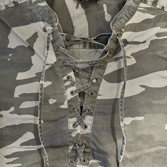 Express Camo Lace-Up Women's Short Sleeve Tee Shirt Size Extra Small - Picture 4 of 7